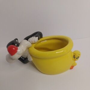 Sylvester And Tweety Bird Ceramic Planter Bowl Warner Brothers. 4 X 7 INCHES‎